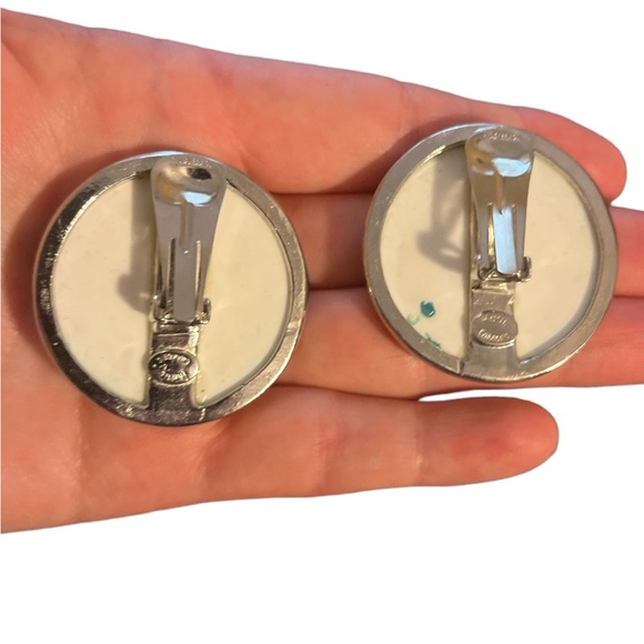 Hattie Carnegie Large Greenish Blue Speckled Clip On Earrings - Picture 2 of 3